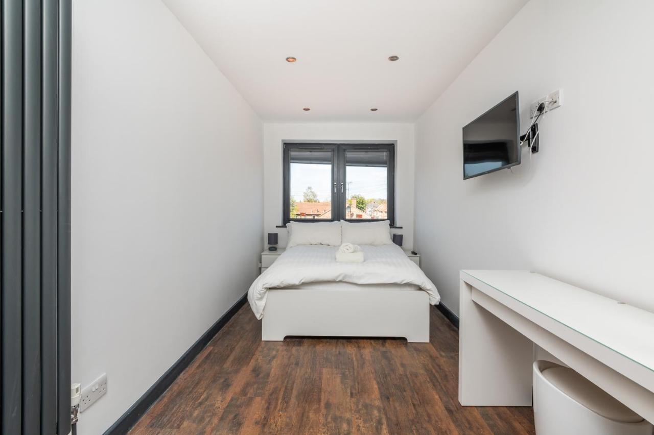 Modern Duplex Apt With 75 Inch Tv I Pass The Keys York Exterior photo